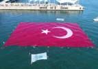 Dev Türk bayrağı İzmit Körfezi'ne rekor getirdi 
