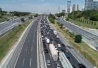 TEM'de hareketli anlar! Kurban trafiğinden kaçmak için ters yöne girdiler