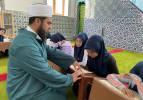 İmam, kurduğu "cami market"le &ccedil;ocuklara camiyi sevdiriyor
