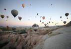 Kapadokya'da turistler hem yerin altını hem üstünü keşfe çıkıyor