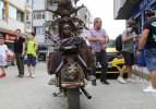 İzlediği filmden esinlenerek motosiklet yaptı, gören telefonuna sarılıyor