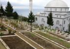 Çanakkale Şehitliği’nden esinlendi, Trabzon'daki köyünde tek tip mezarlık yaptı
