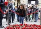 İstiklal Caddesi'nde yas var: Karanfiller bırakıldı