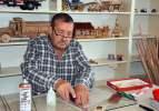 Annesinin vefatıyla girdiği bunalımdan ahşaptan maketler yaparak kurtuldu