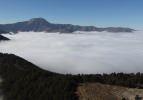 Başkarcı Dağı'nın zirvesi 'bulut deniziyle' kaplandı