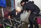Şiddetli yağmurda evlerini su basan engelli kadın ve yaşlı anneyi polis kurtardı