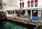 Bebek'te çöken iskeleden denize düşenlerin eşyalarını dalgıç çıkardı