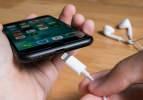 Şarj aleti olmadan iPhone satan Apple'a ceza
