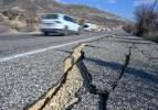 Adıyaman'da deprem sırasında kara yollarında oluşan yarıklar onarılıyor