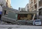 Deprem bölgesinde dikkat çeken görüntü! 'Arabalar' engelledi