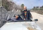 Görenleri şaşırtan anlar! Enkaz altından çıkardığı yarım otomobille trafiğe çıktı