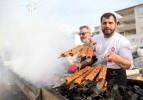 Hatay'da çadırkentteki depremzedelere kebap ikramı