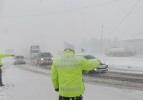 Bolu'da yoğun kar yağışı! D-100'de TIR devrildi, İstanbul istikameti trafiğe kapatıldı