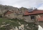 Fay hattının başladığı dağdan kopan kaya parçaları tedirgin ediyor