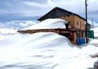Yayla evleri, nisan sonunda kar altında