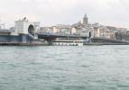 Tur teknesi Galata Köprüsü'ne çarptı