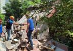Metruk evde yıkım sırasında sundurma çöktü: 2 ölü