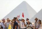 Mısır'daki Giza Piramitlerine turist akını