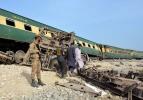 Pakistan'da tren kazası: Can kaybı 30'a yükseldi