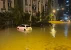 İstanbul'u sağanak vurdu! Evleri su bastı, yollar göle döndü