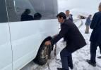 Van-Bahçesaray yolunda kar kalınlığı 10 santime ulaştı