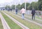 İstanbul'da ulaşım raydan çıktı! Tramvay arızalanınca yolcular raylardan yürüdü...