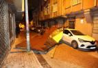 İstanbul'da lodos ve sağanak! Çatı yol kenarına uçtu...