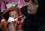 Gazzeli anne, yeni doğan bebeğiyle sığındığı çadırda yaşam mücadelesi veriyor