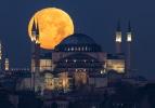 İstanbul'da dolunay, Ayasofya-i Kebir Camii Şerifi ile birlikte görüntülendi