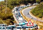 Vatandaşlar o bölgeye akın etti! Kilometrelerce kuyruk oluştu! Tam 10 bin araç giriş yaptı...