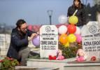 Depremde hayatını kaybeden çocukların mezarlarına oyuncak ve balon bırakıldı