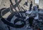 Filistin'de yıkılan evlerin duvarlarını süsledi