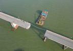 Çin'de kargo gemisi köprü yıktı! Çok sayıda ölü var