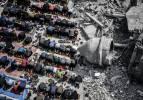 Filistinliler, cuma namazını İsrail saldırısında yıkılan Faruk Camisi enkazında kıldı