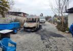 Adana’da AK Partili adayın seçim minibüsü kundaklandı