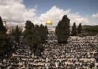 Mescid-i Aksa'da Ramazan ayının ilk cuma namazı 40 bin Müslümanla kılındı