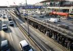 İstanbul'da zorlu yolculuk! Metrob&uuml;s kuyruğu metrelerce uzadı...