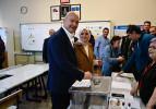 Siyasiler ve &ouml;nemli isimler  sandık başına giderek oyunu kullandı