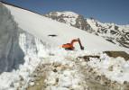 Hakkari'de ekipler metrelerce karın bulunduğu Berçelan Yaylası'nın yolunu açmaya çalışıyor