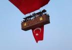 Türk bayrakları göklerde dalgalandı