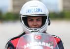 Jandarmanın tek kadın motosiklet s&uuml;r&uuml;c&uuml; eğitmeni! G&uuml;l &uuml;st&ccedil;avuş 300 personel yetiştiriyor