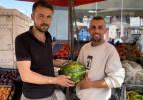 Hakkari'de karpuz üzerinde dikkat çeken ayrıntı! Bin TL'ye kadar fiyat veren müşteri oldu ama satmadım