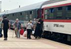 Yurda d&ouml;n&uuml;şler başladı! Bazı gurbet&ccedil;iler sıla yolunda arabalı treni tercih ediyor