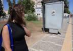 Otob&uuml;s duraklarına asılan ilan bir kenti karıştırdı: "Sapıktır!"