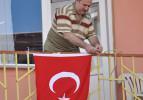 Tüm Türkiye'nin 'Bayrak asan dayı' olarak tanıdığı Salih Tahtalıoğlu gündemde! Milli futbolcularla bir araya geldi...