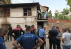 Bursa'da çöp evini temizlemeye gelen ekibe güçlük çıkardı, ikna etmeye çalışan polisi bıçakladı