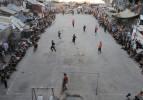 İsrail saldırıları altındaki Gazzeliler, düzenledikleri futbol maçıyla eğlenmeye çalıştı