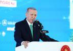 Cumhurbaşkanı Erdoğan'dan yanına gelen &ccedil;ocuğa uyarı! Har&ccedil;lığı kapıp Cumhurbaşkanına sarıldı
