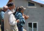 Erzincan depreminde kaybettikleri yakınlarının mezarına yaklaşamıyorlar