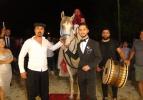 Dünyaevine girerken babasının vasiyetini yerine getirdi, düğün salonuna at sırtında geldi
